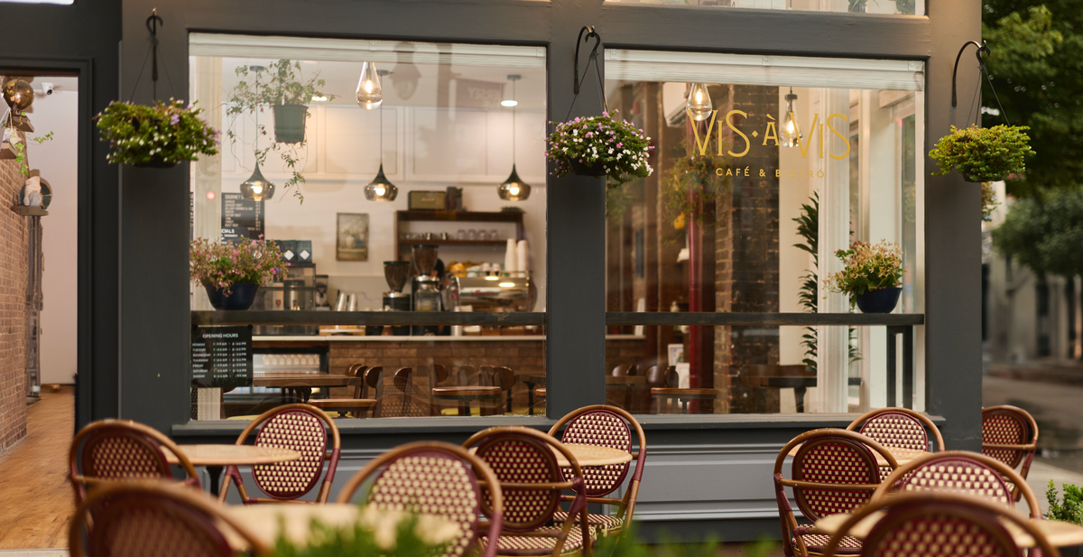 Entrada de Vis à Vis Cafe & Bistro con luz de mañana